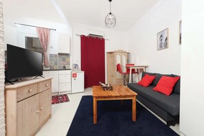 Living area - Cozy Central Apt - Walk to Top Thessaloniki Sights (Thessaloniki)