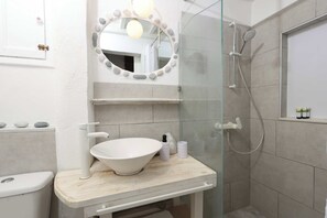 Hair dryer, towels, soap, toilet paper - Cozy Central Apt - Walk to Top Thessaloniki Sights (Thessaloniki)