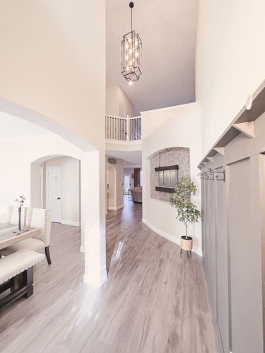 Modern Spacious 7 BR Movie, Game Room & King Beds