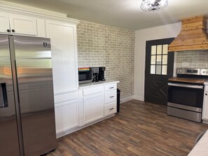 Refrigerador, microondas, horno, placa de cocina