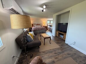 4 habitaciones, escritorio y tabla de planchar con plancha 
