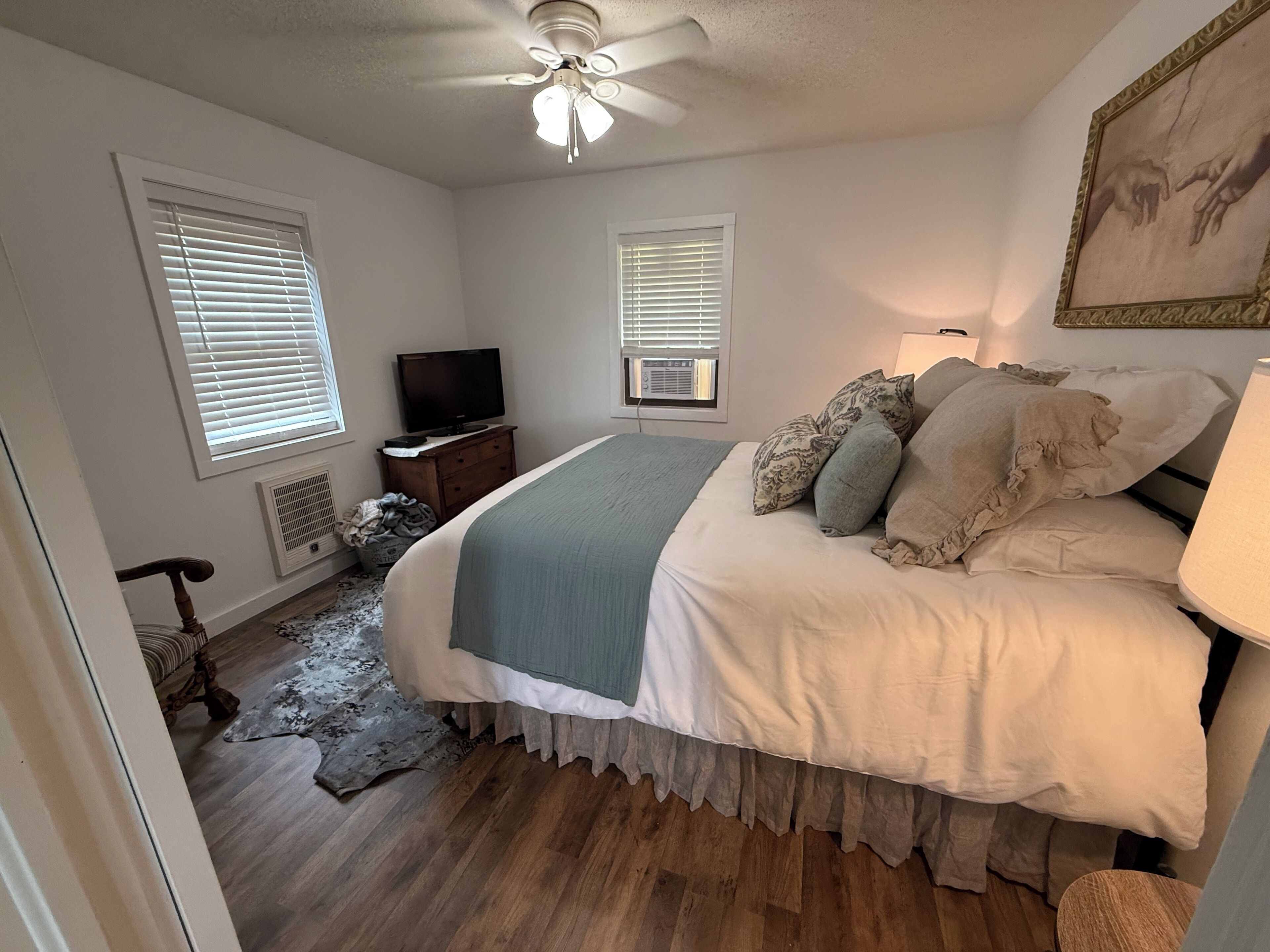 4 habitaciones, escritorio y tabla de planchar con plancha 