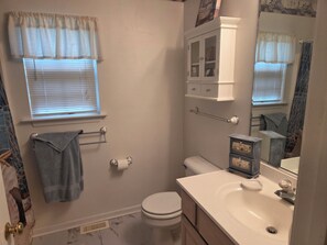 Hair dryer, towels, soap, shampoo - Costal Modern Retreat with 4 bedrooms and cental air (Ocean Pines)