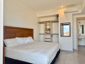 Desk, iron/ironing board, WiFi, bed sheets - Steps from the beach, rooftop pool with grill (Mazatlán)
