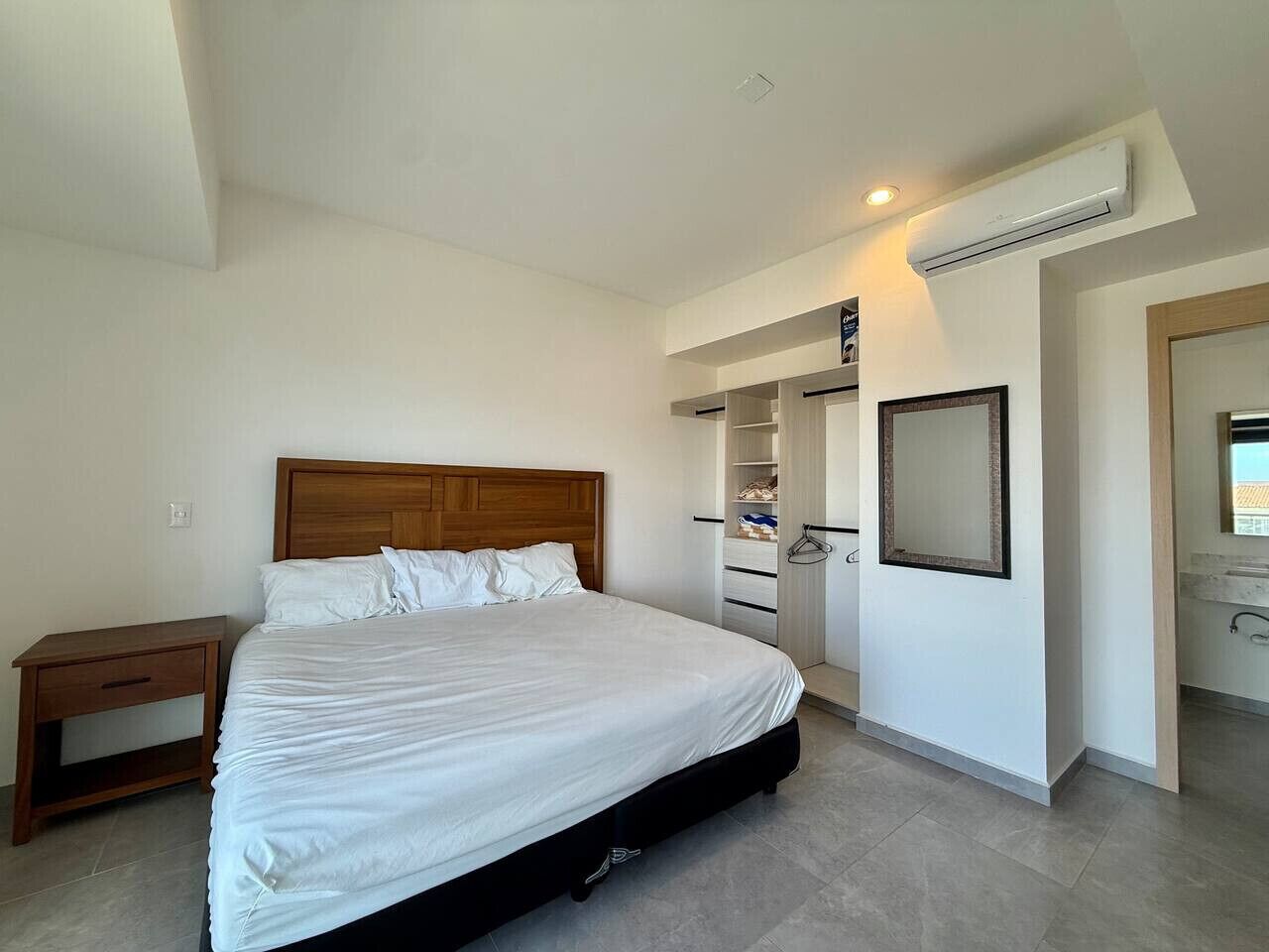 Desk, iron/ironing board, WiFi, bed sheets