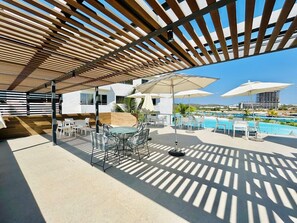Outdoor dining - Enjoy the beach-style pool with views by GPS (Mazatlán)