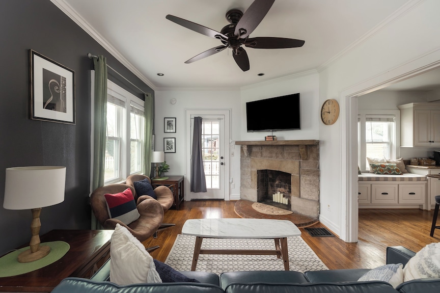 East Nashville Walkable Cottage- Sleeps 8 - Nashville, TN
