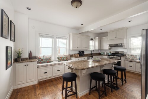 East Nashville Walkable Cottage- Sleeps 8