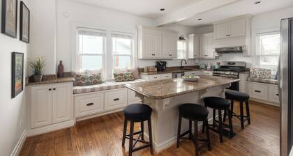 East Nashville Walkable Cottage- Sleeps 8