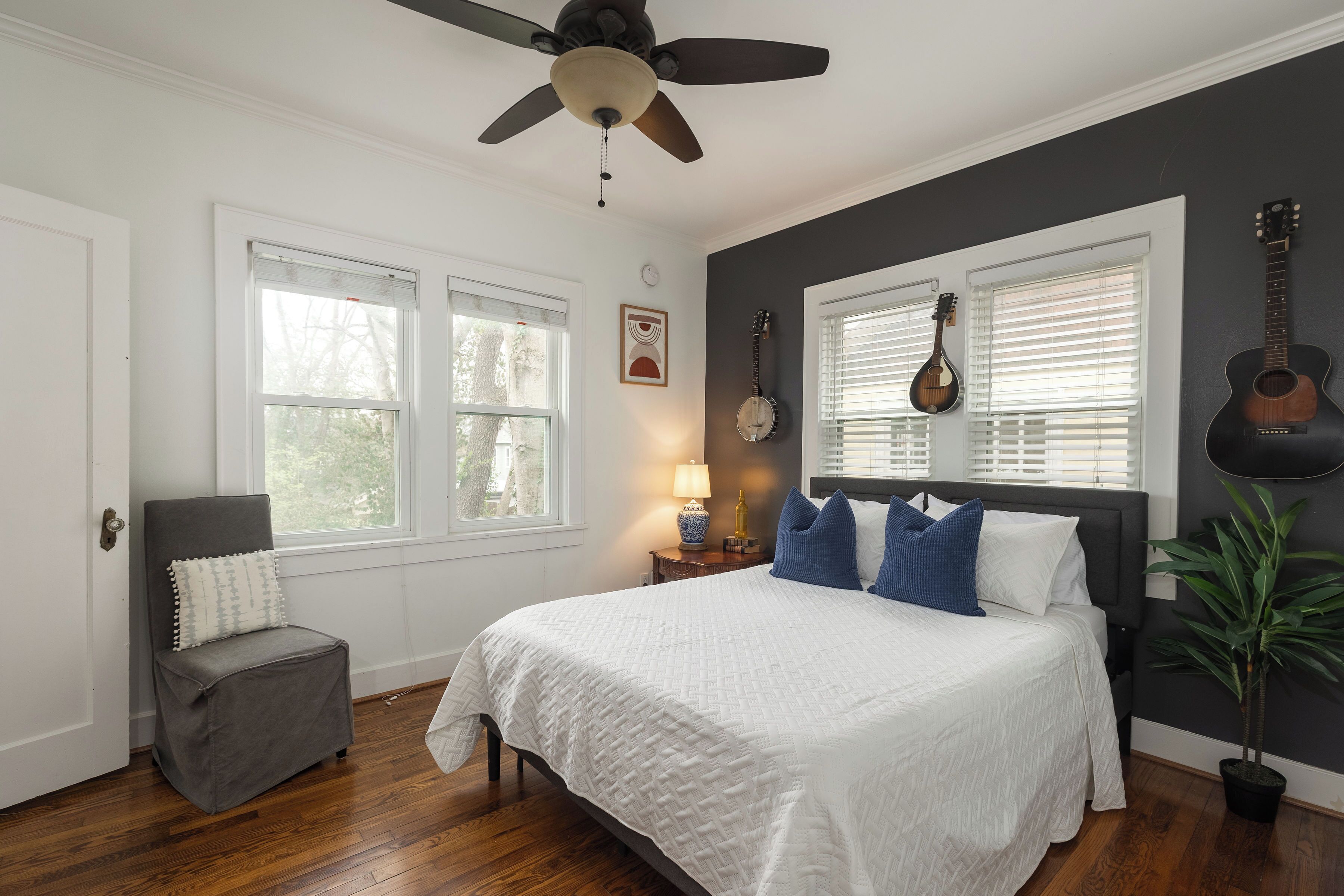 4 bedrooms, iron/ironing board, WiFi, bed sheets