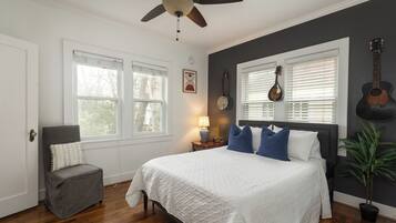 4 bedrooms, iron/ironing board, WiFi, bed sheets