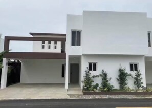 Exterior - Enjoyable 3-bedroom villa with AC in sunny Juan Dolio Private Famil friendly. (Juan Dolio)