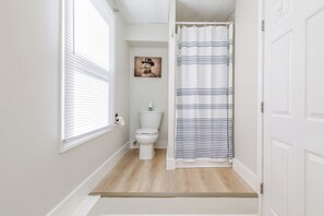 Dusche, Haartrockner, Handtücher, Toilettenpapier