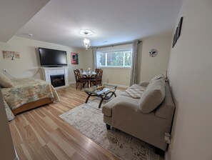 Smart TV, fireplace - Safe, luxurious, private & bright suite (Delta)