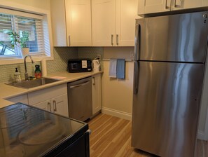 Fridge, microwave, oven, stovetop - Safe, luxurious, private & bright suite (Delta)