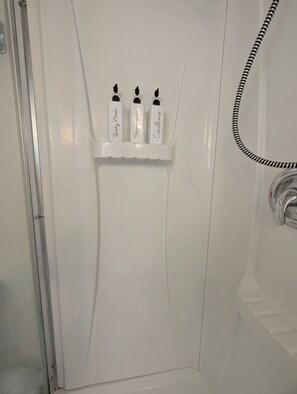 Doccia, bidet, asciugamani, sapone