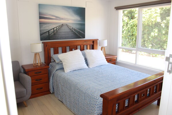 Room - beachside garden retreat 5 min walk to beach, cafe's, supermarket. (McCrae)
