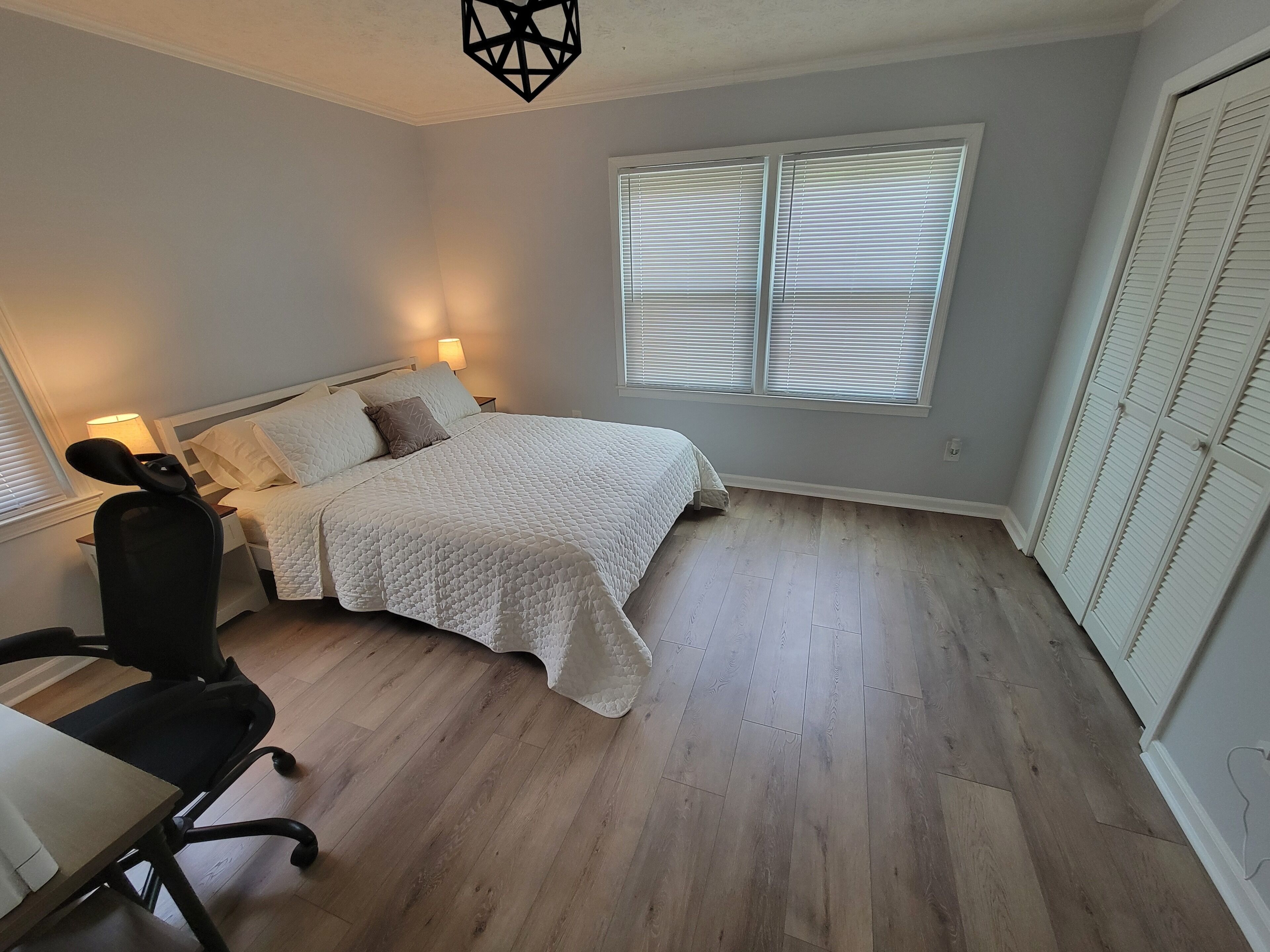 4 bedrooms, iron/ironing board, WiFi, bed sheets
