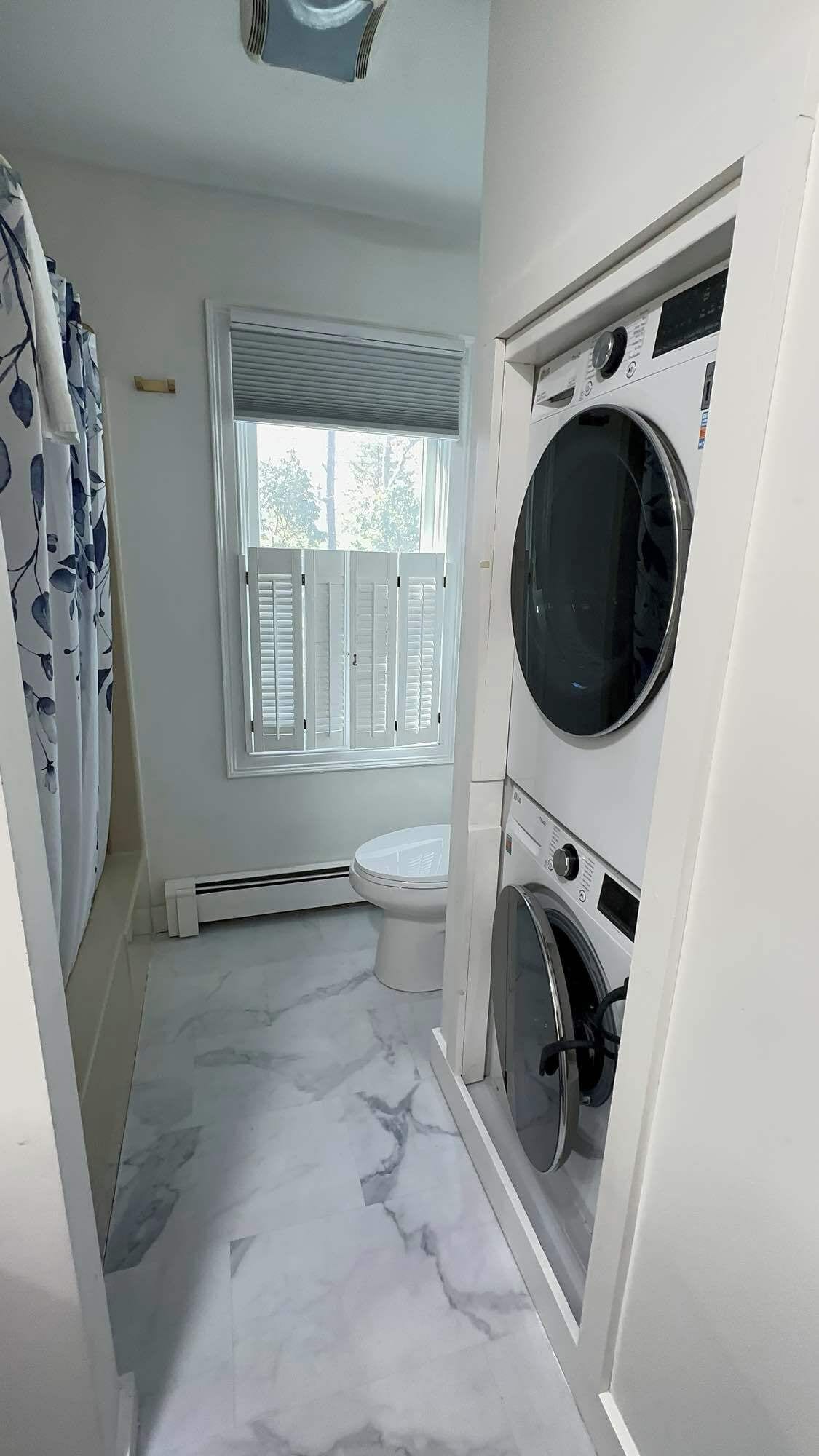Douche, sèche-cheveux, serviettes fournies, savon