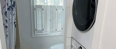 Douche, sèche-cheveux, serviettes fournies, savon
