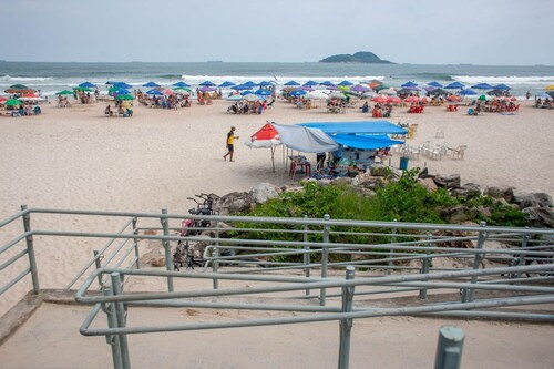 Apto a 750m da Praia da Enseada com Ar e Wi-fi