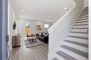 TV - Texas Stylish Living North of Downtown Houston! (Houston)