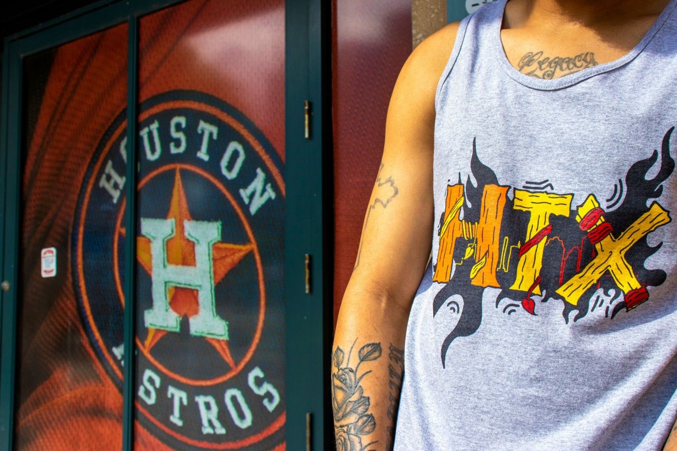 Uma pessoa em frente a uma porta com o logotipo dos Houston Astros.