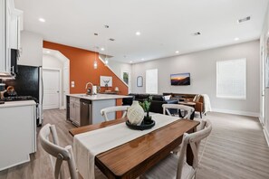 Dining - Texas Stylish Living North of Downtown Houston! (Houston)