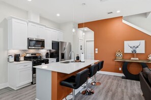 Fridge, microwave, oven, stovetop - Texas Stylish Living North of Downtown Houston! (Houston)