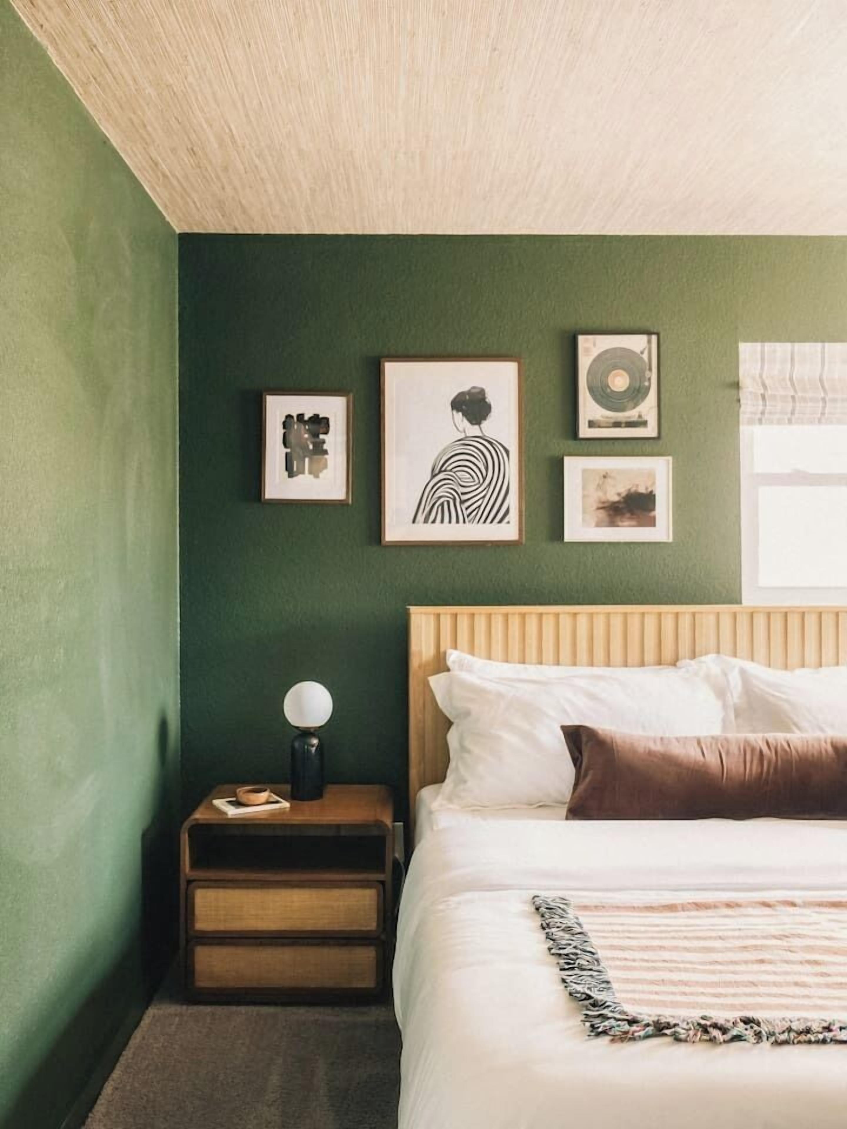5 bedrooms, desk, iron/ironing board, WiFi