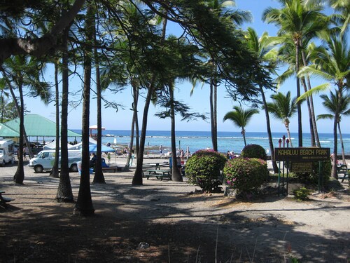 2-bedroom ocean golf course condo in beautiful Kailua-Kona w/ cool ocean breezes