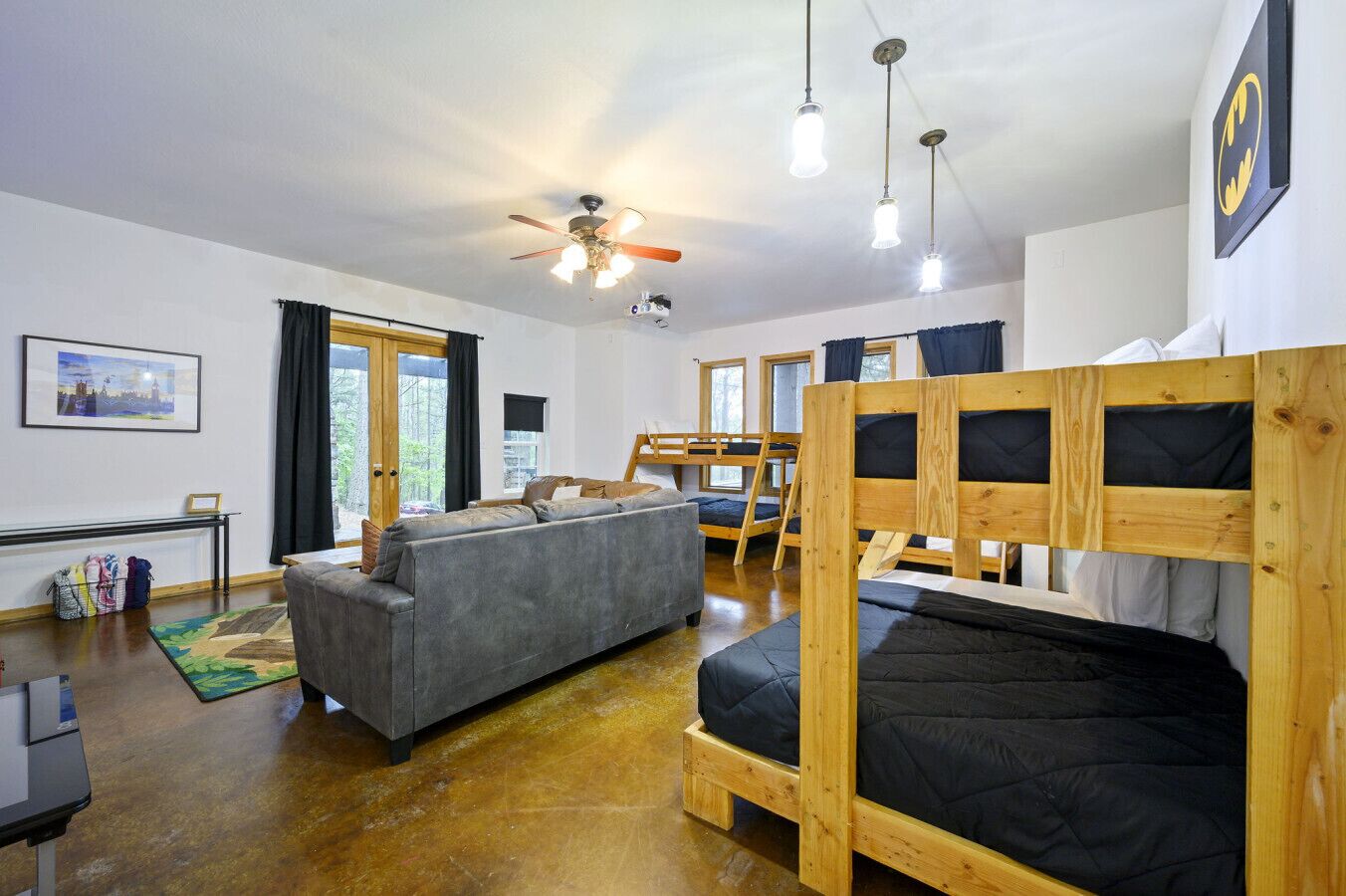 5 chambres, bureau, fer et planche à repasser, lit de bébé portatif