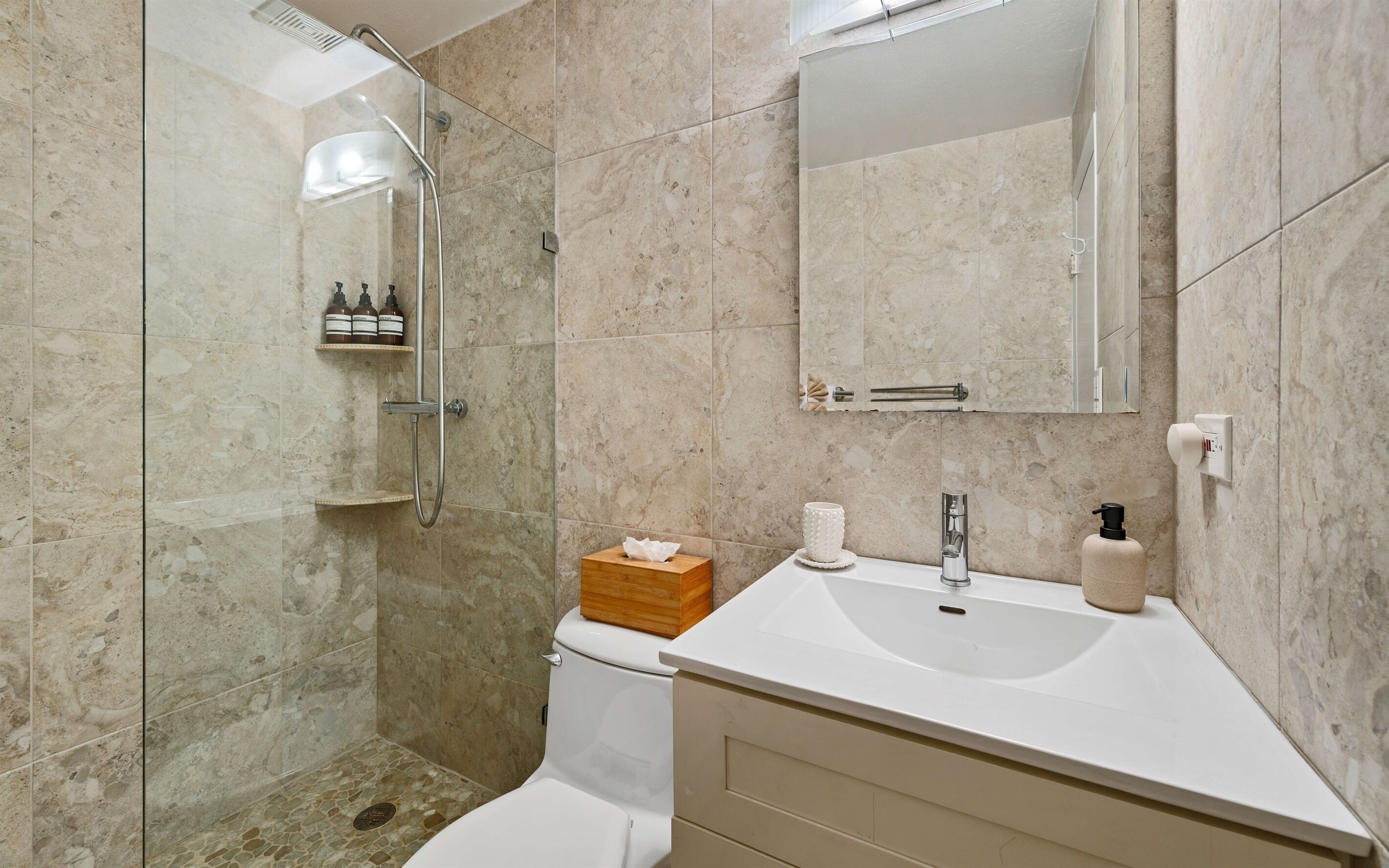 Dusche, Haartrockner, Handtücher