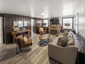 TV, fireplace - Eagle Point Walk to Lake & Hot Tub (Big Bear Lake)