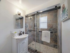 Shower, towels, shampoo - Eagle Point Walk to Lake & Hot Tub (Big Bear Lake)