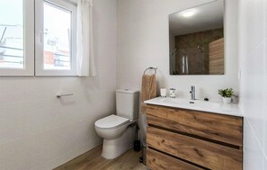 Shower - Lovely home in Totalan with WiFi (Totalan)