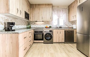 Fridge, microwave, oven, stovetop - Lovely home in Totalan with WiFi (Totalan)