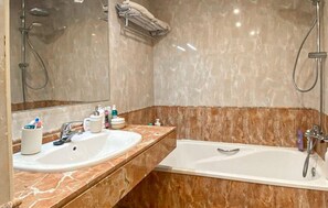 Shower, hair dryer - Luxurious home in Benalmádena (Benalmádena)