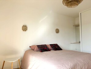 Una camera da letto con un letto, un comodino e un armadio.