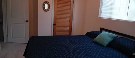2 chambres, fer et planche à repasser, Wi-Fi, draps fournis