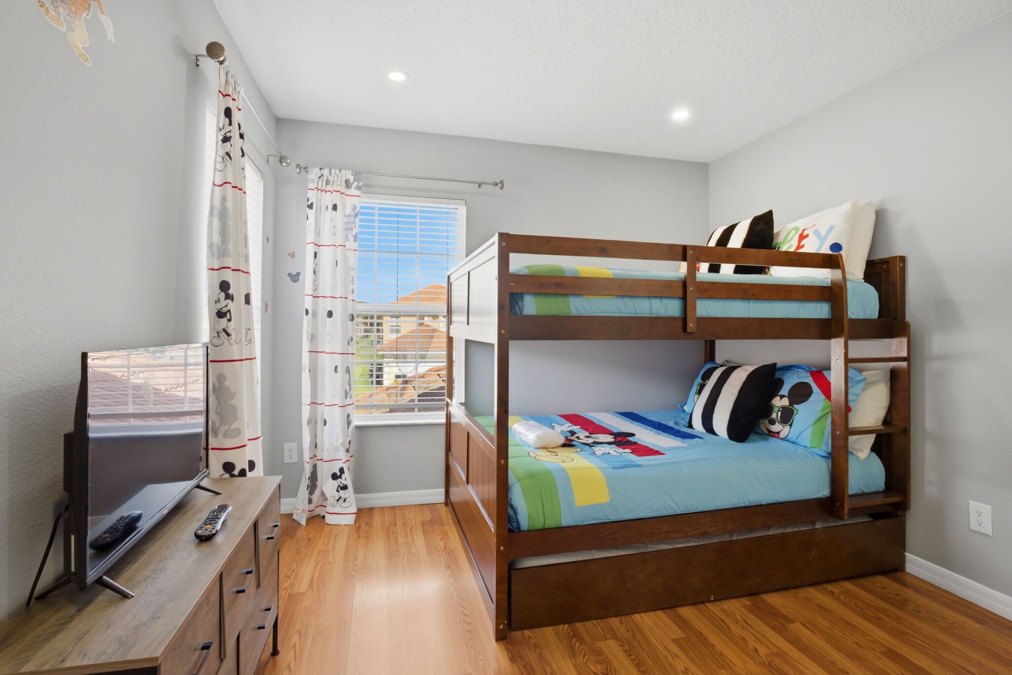 5 chambres, fer et planche à repasser, Wi-Fi, draps fournis