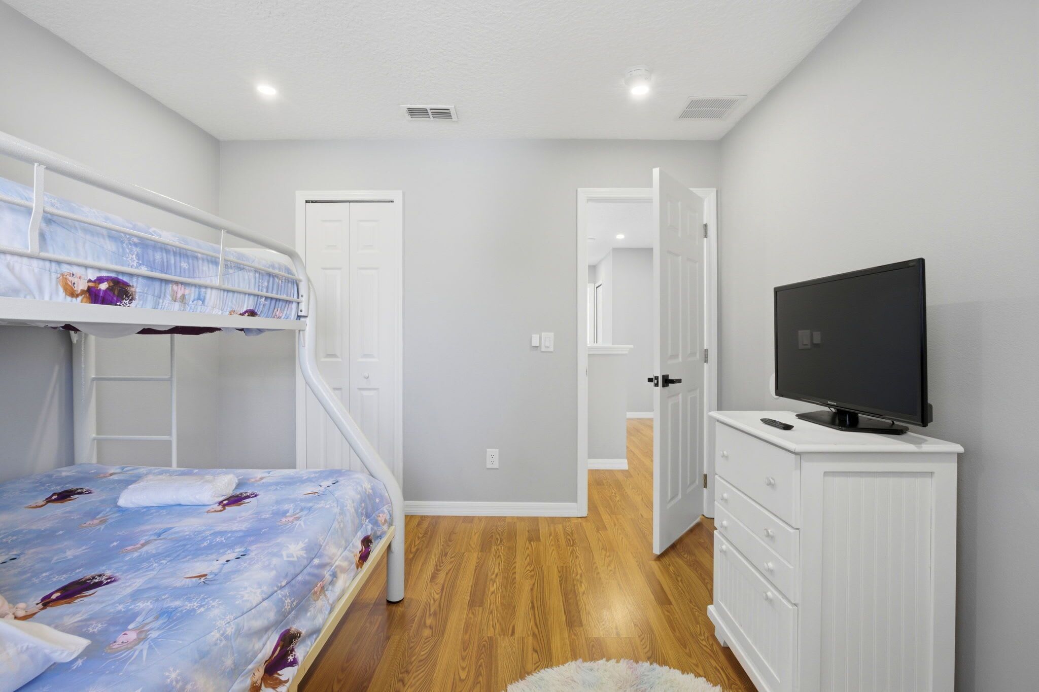5 habitaciones, tabla de planchar con plancha, wifi y ropa de cama 