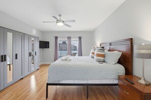 5 bedrooms, iron/ironing board, WiFi, bed sheets - Epic Sunshine Corner Retreat at Solana Resort (Davenport)