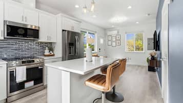 Coffee/tea maker, fridge, microwave, oven