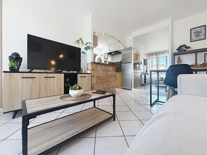 1 slaapkamer, een strijkplank/strijkijzer, wifi