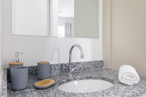 Shower, hair dryer, towels - Apt 3p / 1br - Cardeal (São Paulo)
