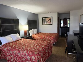 Studio, 2 Double Beds | Desk, free WiFi
