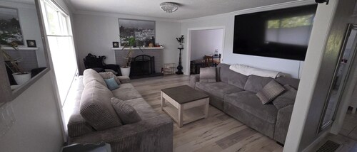 3-bedroom house with backyard, patio and hot-tub