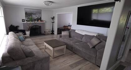 3-bedroom house with backyard, patio and hot-tub