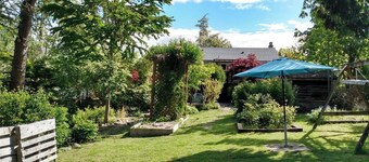 3-bedroom house with backyard, patio and hot-tub